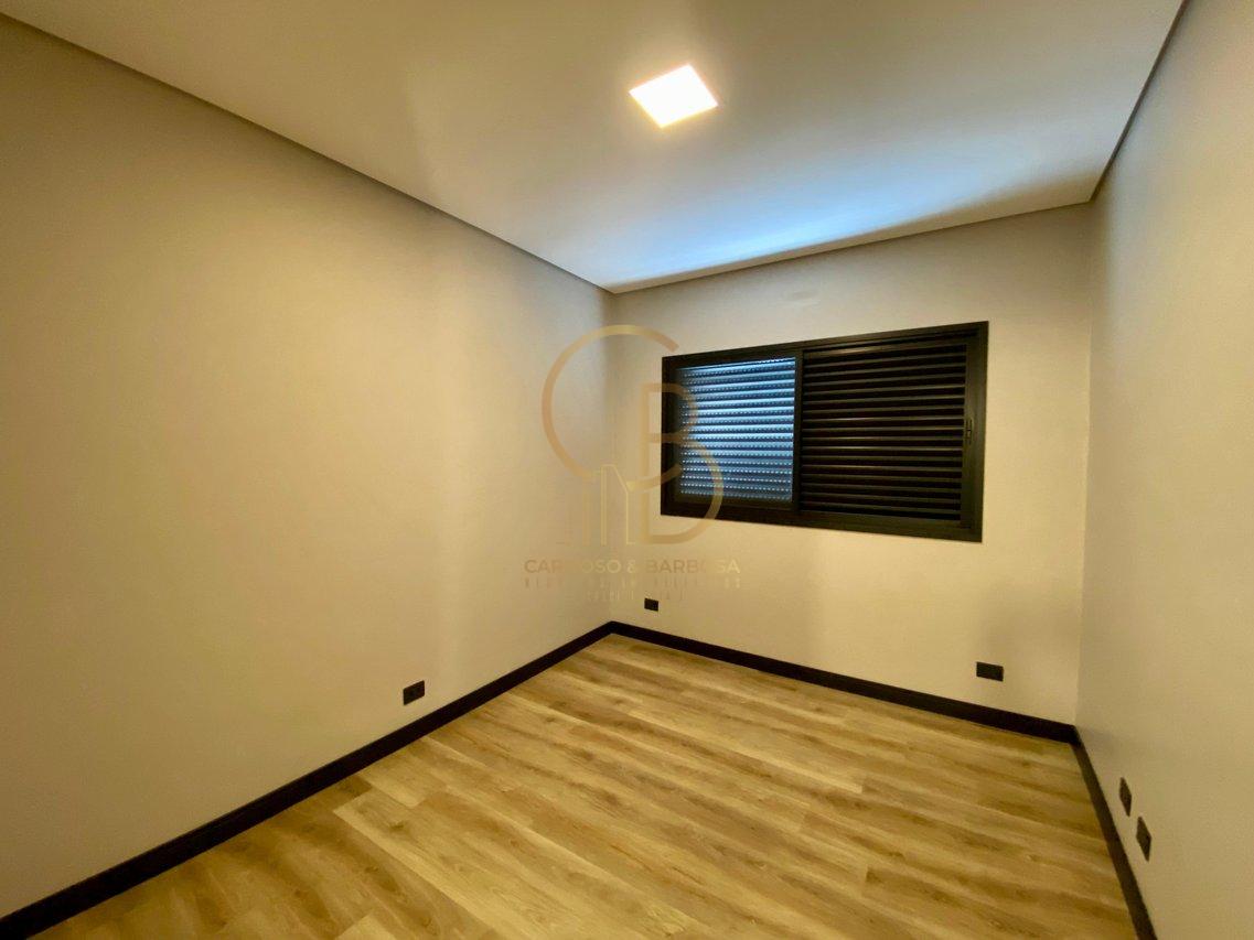 SOBRADO À VENDA COM PISCINA, SUÍTE COM CLOSET E 5 VAGAS  Campo Grande - 