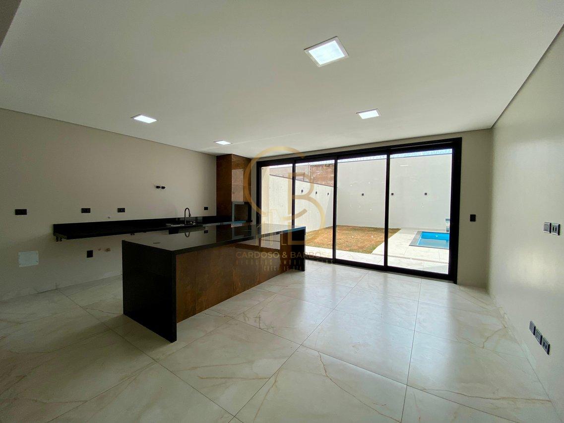 SOBRADO À VENDA COM PISCINA, SUÍTE COM CLOSET E 5 VAGAS  Campo Grande - 