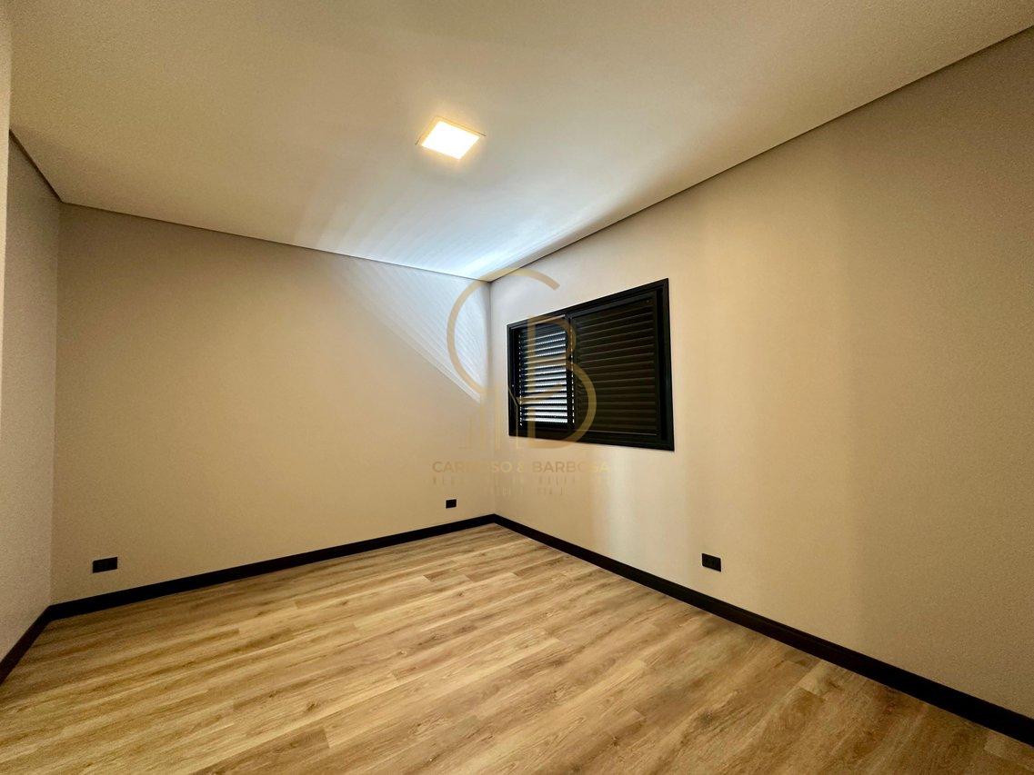 SOBRADO À VENDA COM PISCINA, SUÍTE COM CLOSET E 5 VAGAS  Campo Grande - 