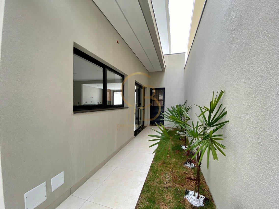 SOBRADO À VENDA COM PISCINA, SUÍTE COM CLOSET E 5 VAGAS  Campo Grande - 