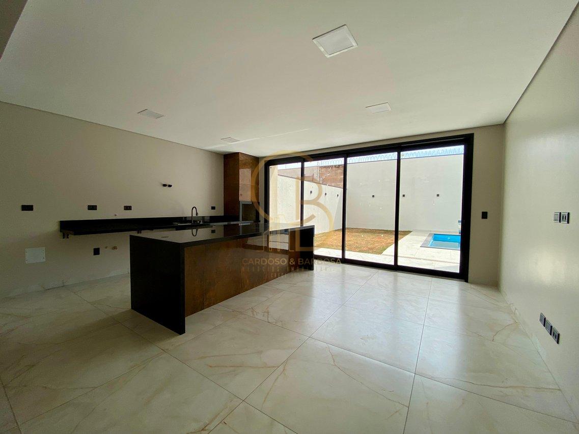 SOBRADO À VENDA COM PISCINA, SUÍTE COM CLOSET E 5 VAGAS  Campo Grande - 