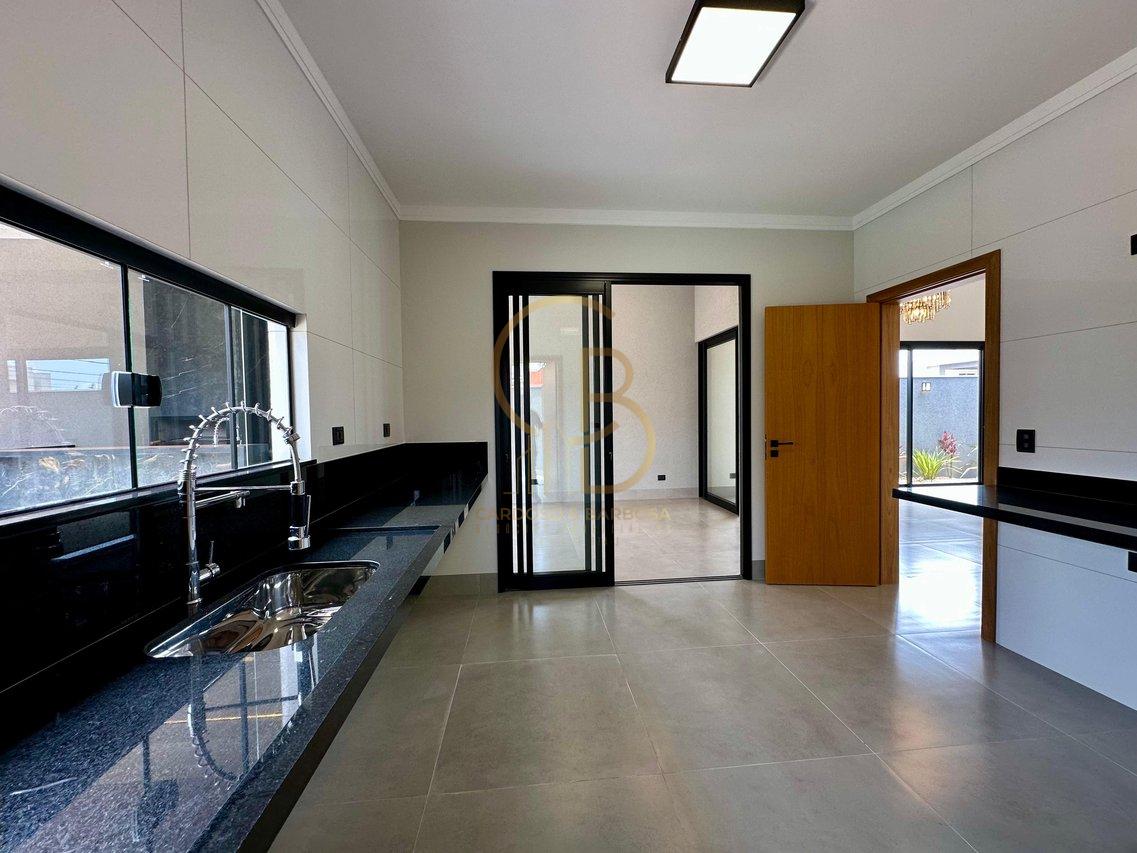 CASA COM 3 SU&Iacute;TES NO CONDOM&Iacute;NIO SHALOM Rua Delphinus Campo Grande - 