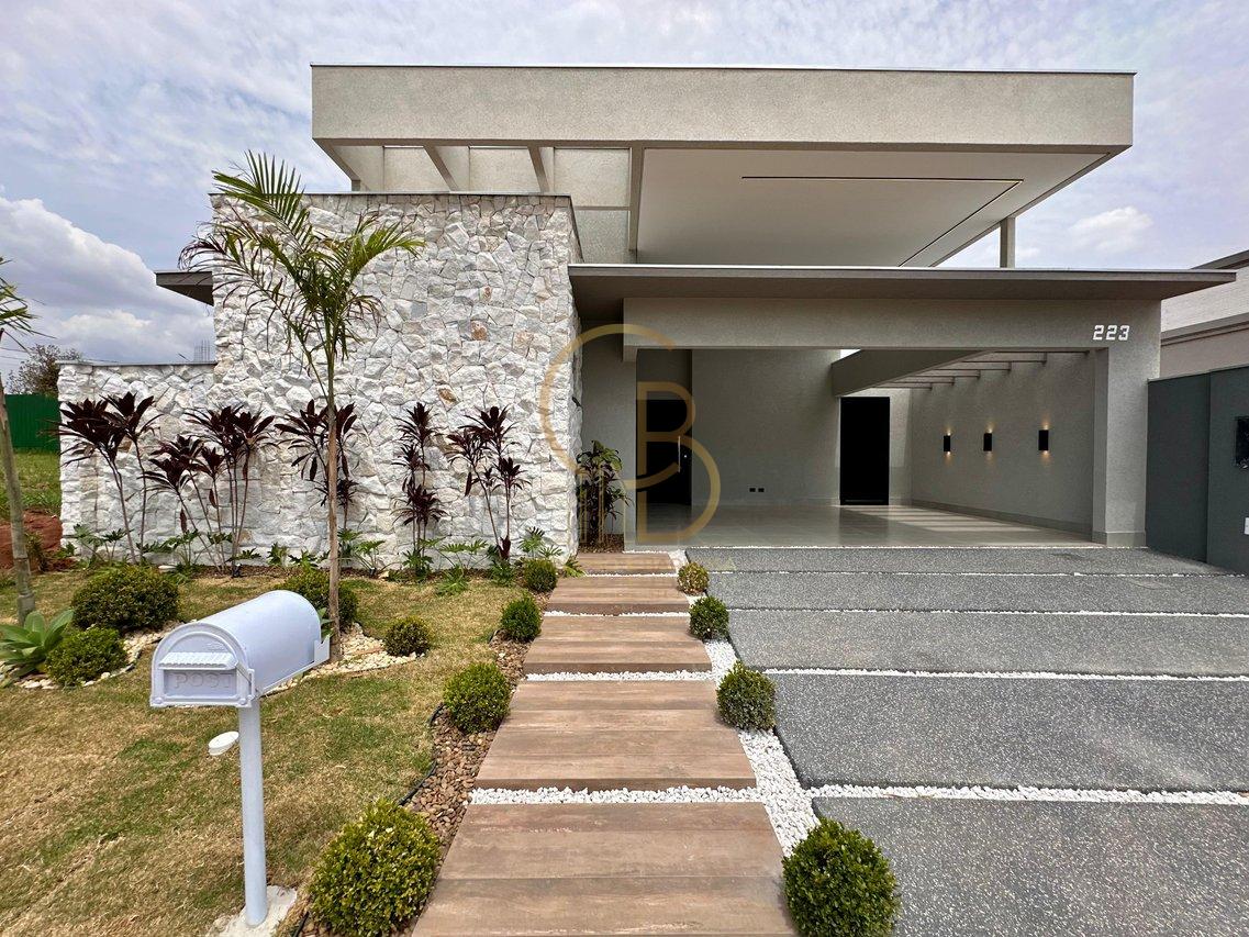 CASA COM 3 SU&Iacute;TES NO CONDOM&Iacute;NIO SHALOM Rua Delphinus Campo Grande - 