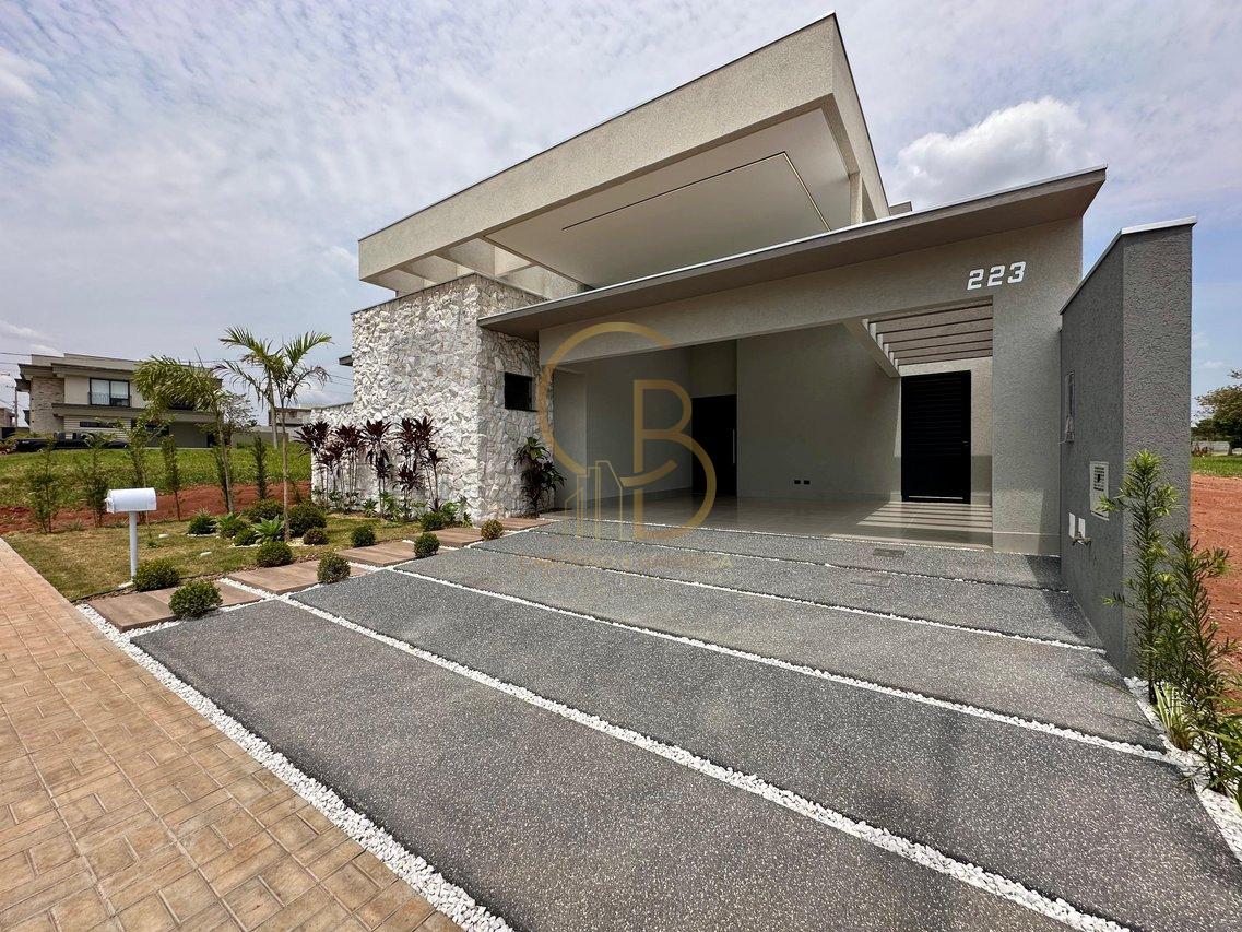 CASA COM 3 SU&Iacute;TES NO CONDOM&Iacute;NIO SHALOM Rua Delphinus Campo Grande - 