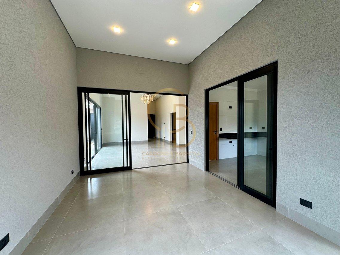 CASA COM 3 SU&Iacute;TES NO CONDOM&Iacute;NIO SHALOM Rua Delphinus Campo Grande - 