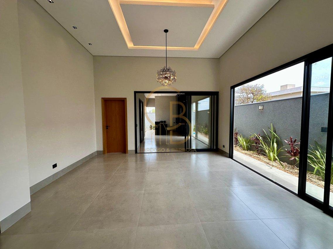 CASA COM 3 SU&Iacute;TES NO CONDOM&Iacute;NIO SHALOM Rua Delphinus Campo Grande - 