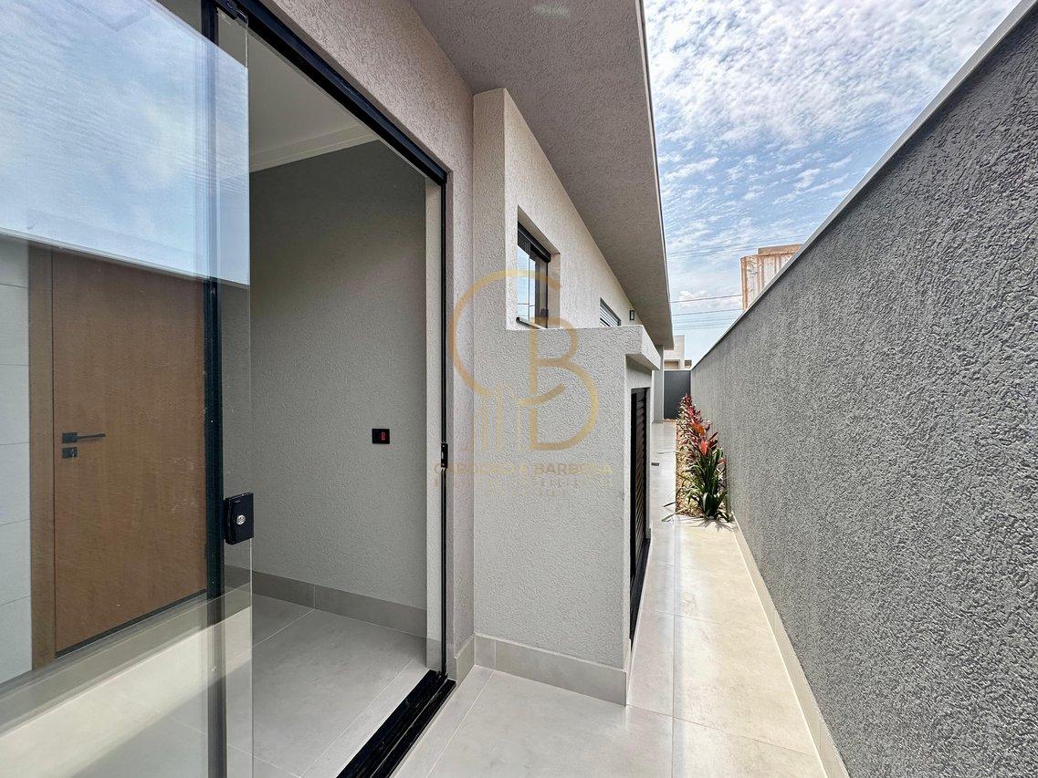 CASA COM 3 SU&Iacute;TES NO CONDOM&Iacute;NIO SHALOM Rua Delphinus Campo Grande - 