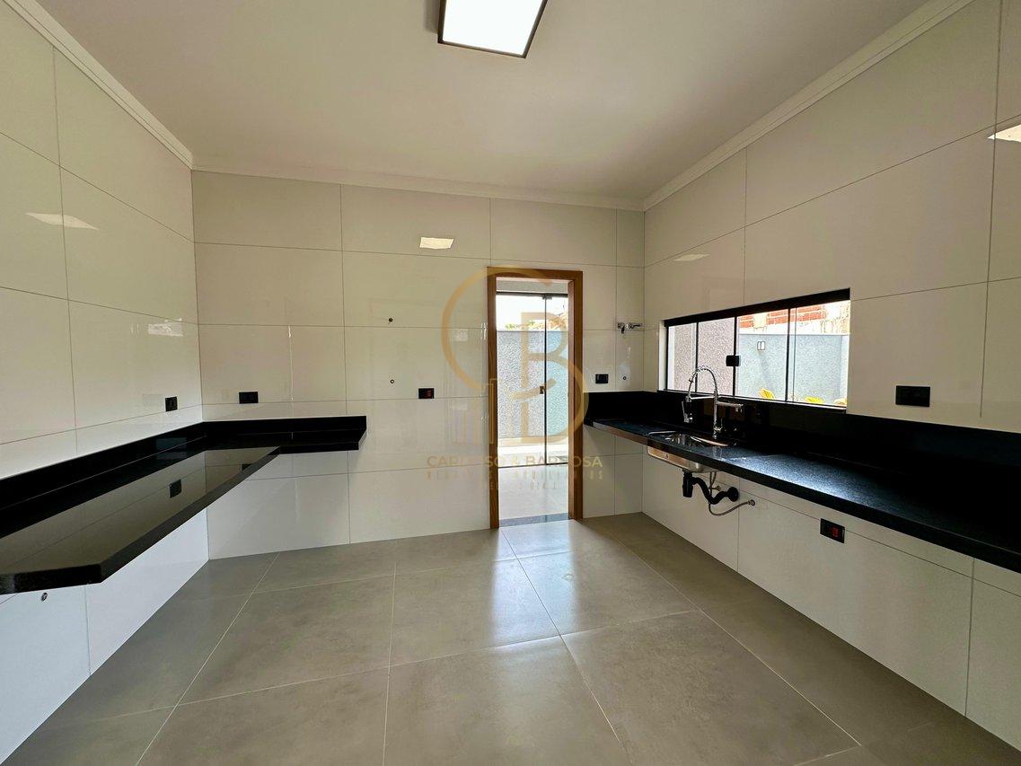 CASA COM 3 SU&Iacute;TES NO CONDOM&Iacute;NIO SHALOM Rua Delphinus Campo Grande - 