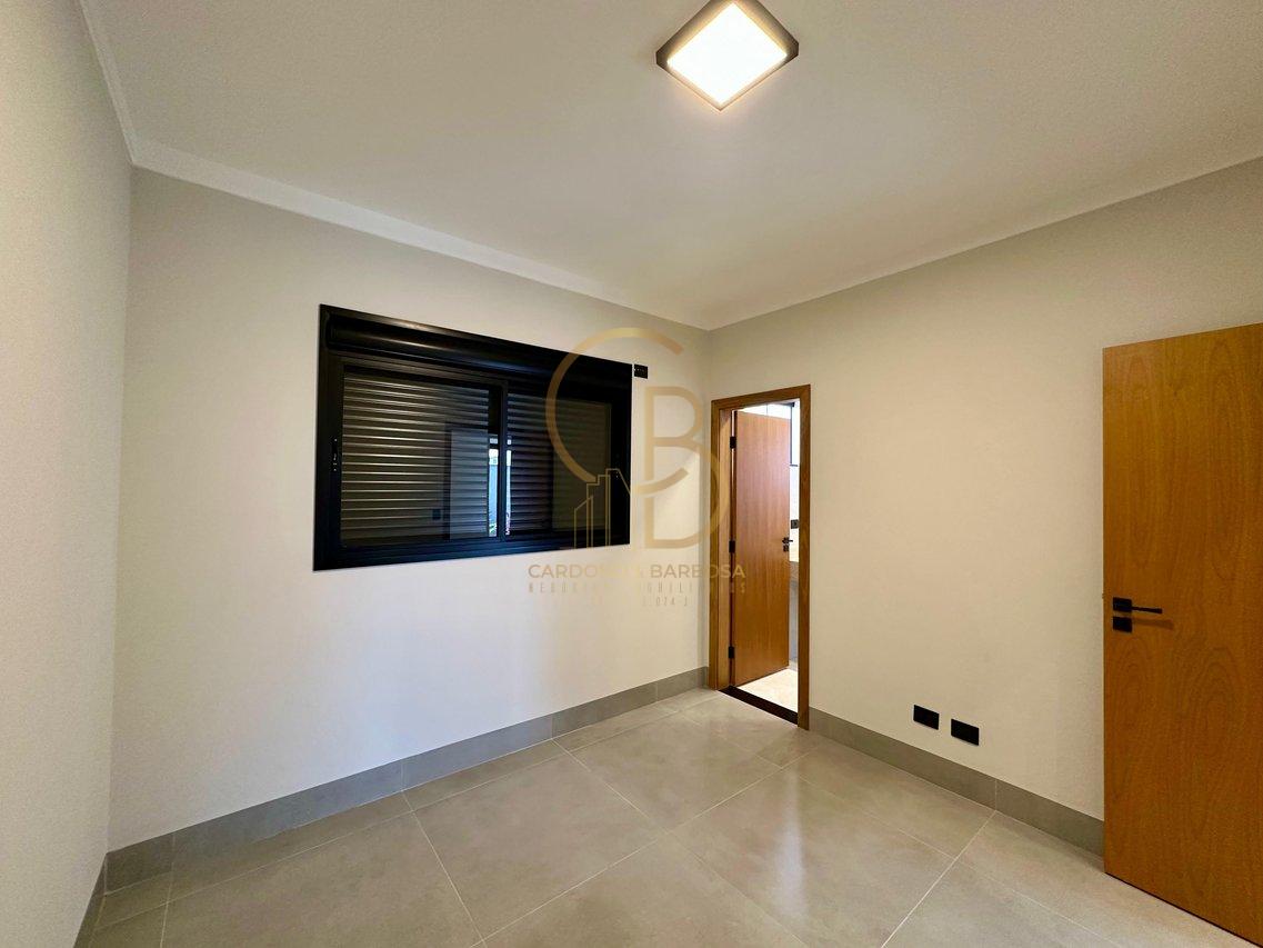 CASA COM 3 SU&Iacute;TES NO CONDOM&Iacute;NIO SHALOM Rua Delphinus Campo Grande - 