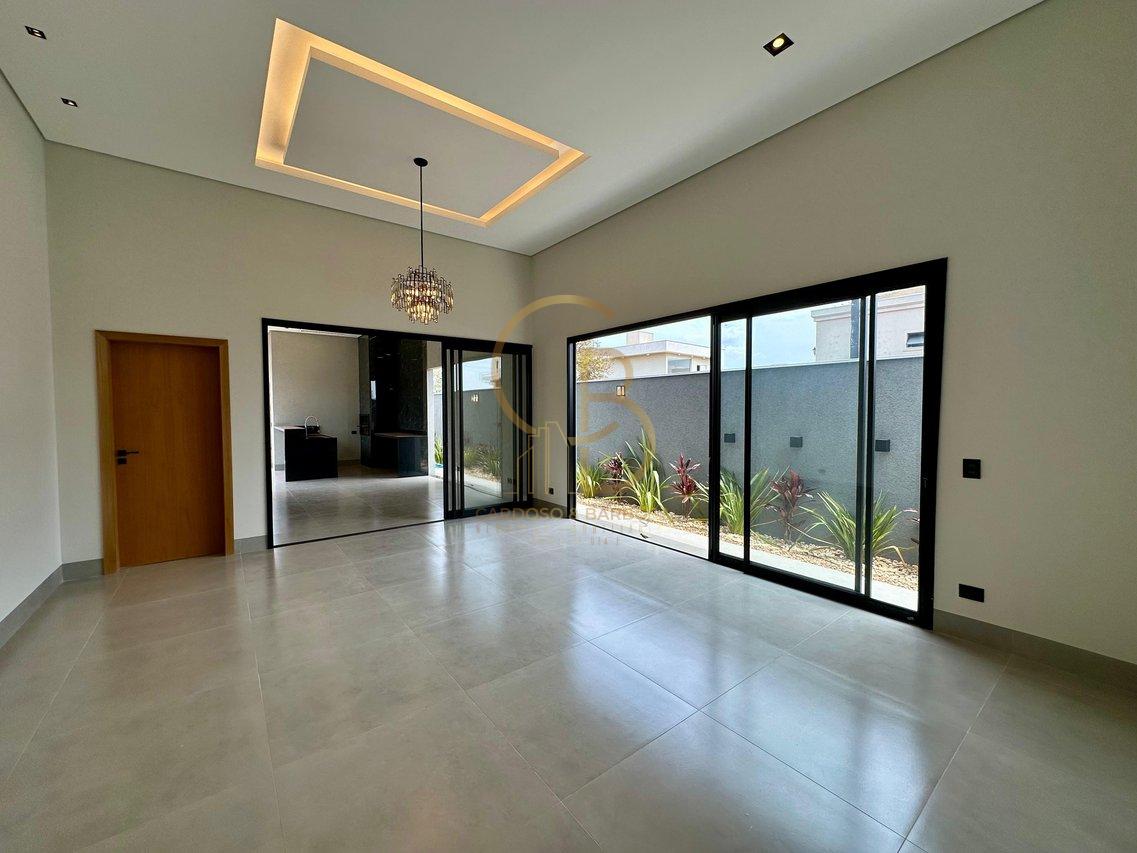 CASA COM 3 SU&Iacute;TES NO CONDOM&Iacute;NIO SHALOM Rua Delphinus Campo Grande - 