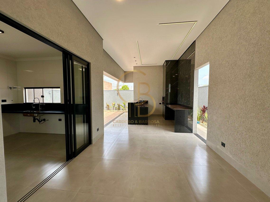 CASA COM 3 SU&Iacute;TES NO CONDOM&Iacute;NIO SHALOM Rua Delphinus Campo Grande - 