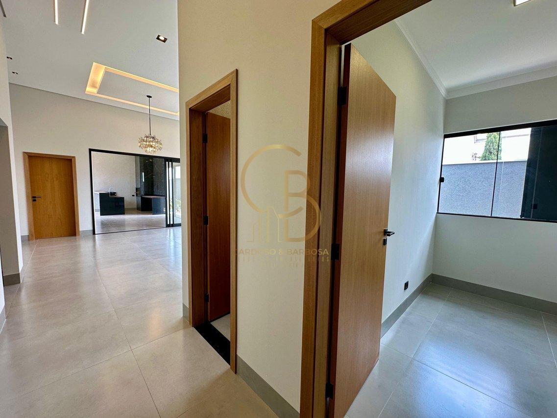 CASA COM 3 SU&Iacute;TES NO CONDOM&Iacute;NIO SHALOM Rua Delphinus Campo Grande - 