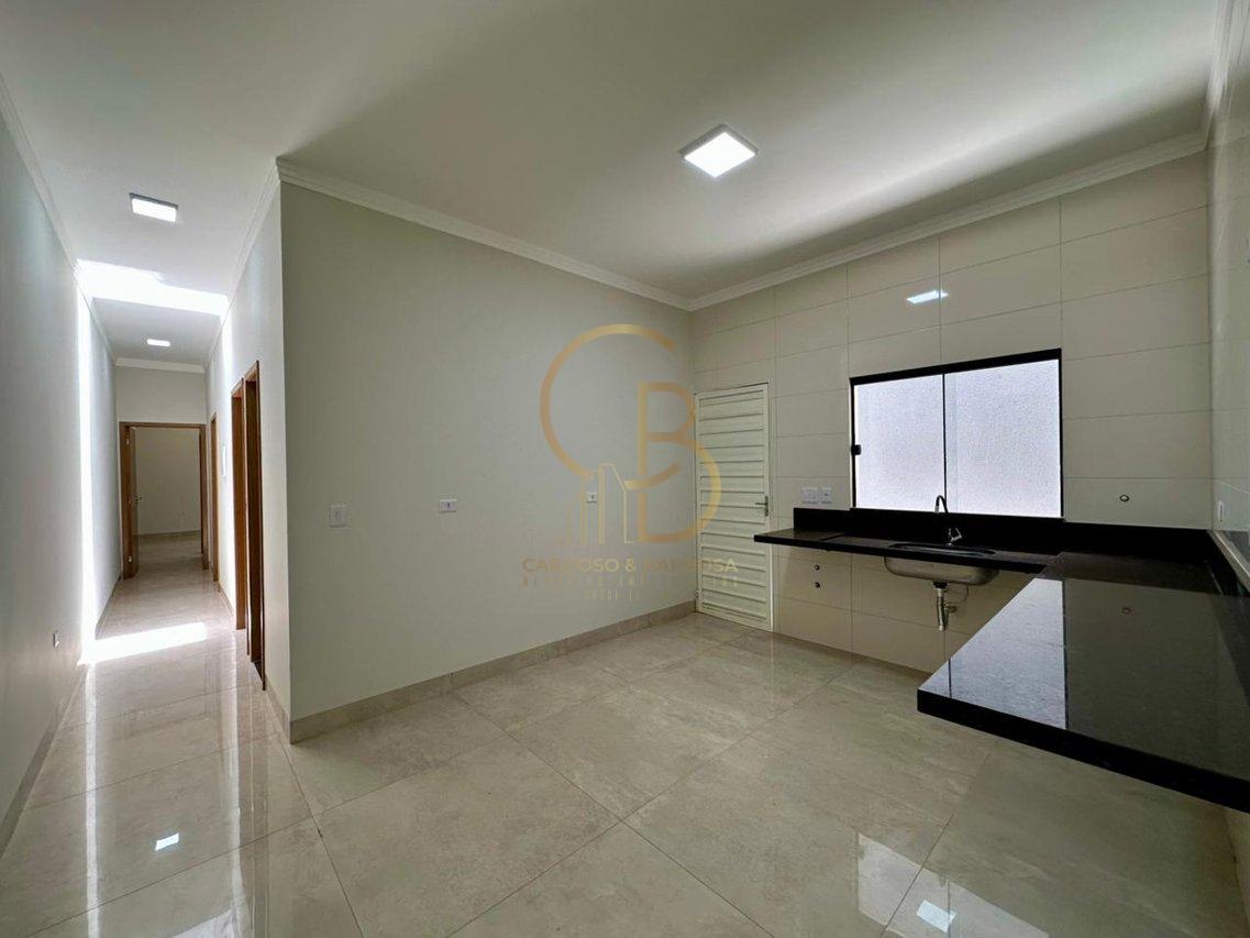 CASA COM P&Eacute;-DIREITO ALTO E EXCELENTE ACABAMENTO  Campo Grande - 