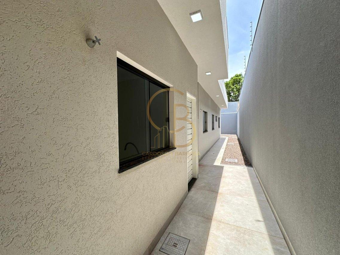 CASA COM P&Eacute;-DIREITO ALTO E EXCELENTE ACABAMENTO  Campo Grande - 