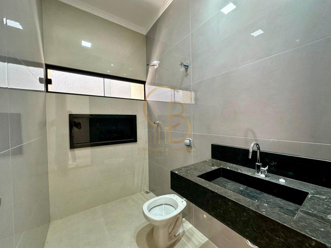 CASA COM P&Eacute;-DIREITO ALTO E EXCELENTE ACABAMENTO  Campo Grande - 