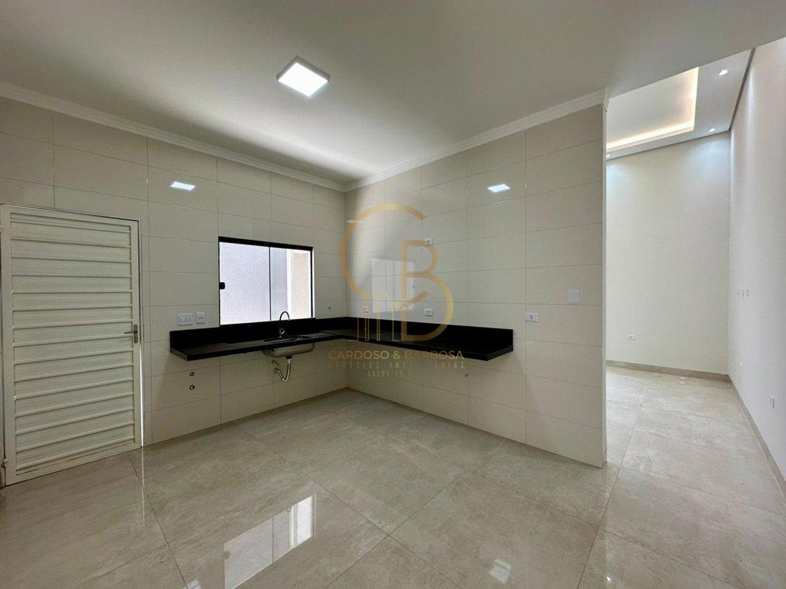 CASA COM P&Eacute;-DIREITO ALTO E EXCELENTE ACABAMENTO  Campo Grande - 