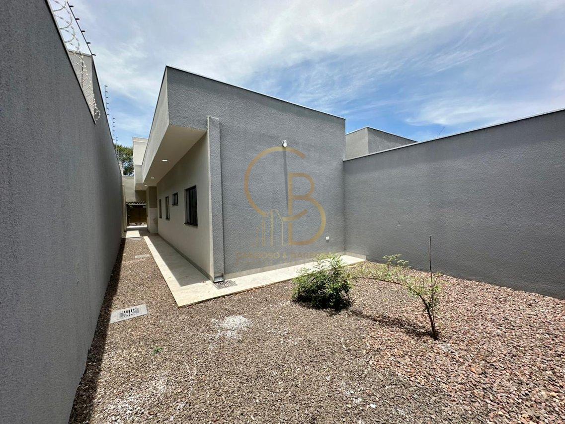 CASA COM P&Eacute;-DIREITO ALTO E EXCELENTE ACABAMENTO  Campo Grande - 