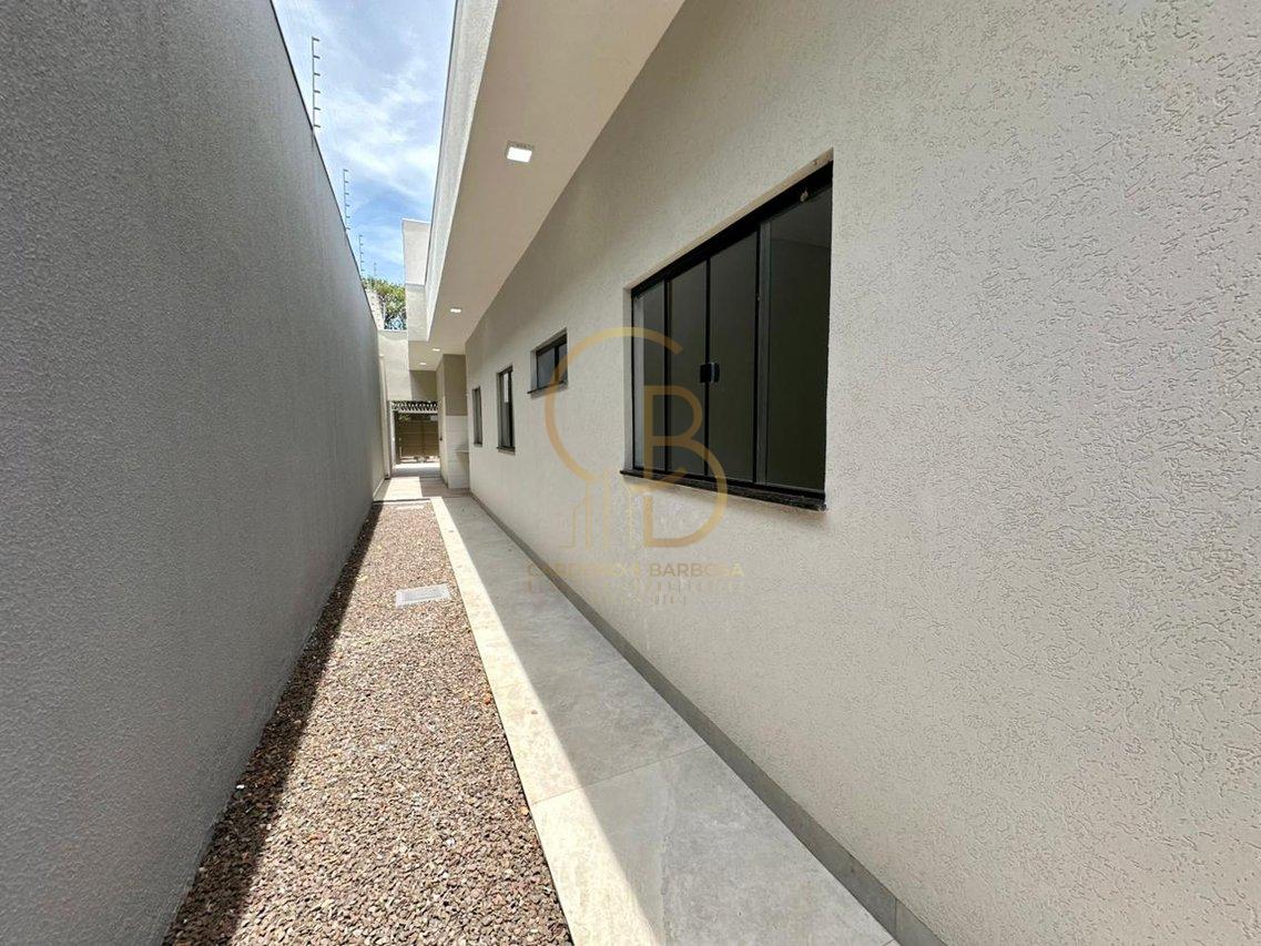 CASA COM P&Eacute;-DIREITO ALTO E EXCELENTE ACABAMENTO  Campo Grande - 