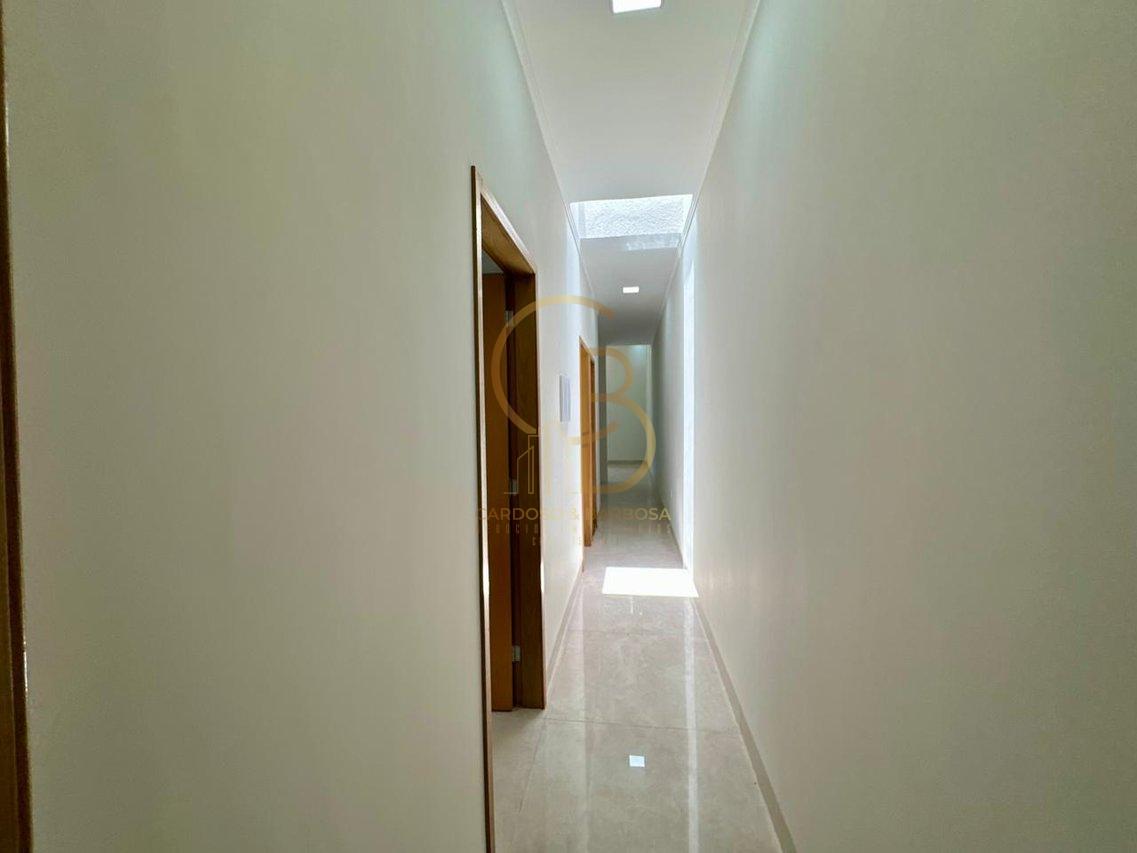 CASA COM P&Eacute;-DIREITO ALTO E EXCELENTE ACABAMENTO  Campo Grande - 