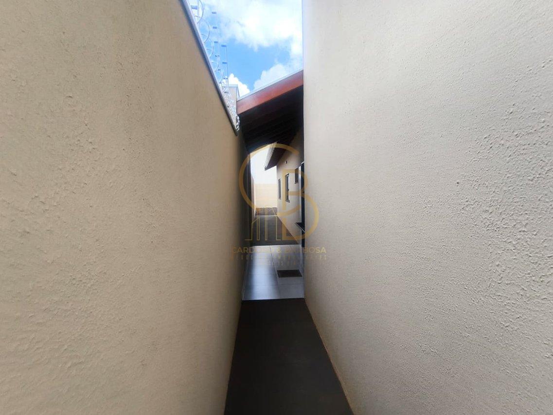 CASA ACONCHEGANTE COM QUINTAL NO JARDIM BOTAFOGO  Campo Grande - 