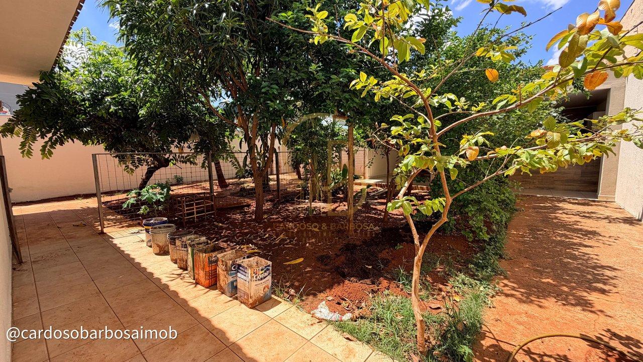 ALUGA-SE | Casa T&eacute;rrea Espa&ccedil;osa no Bairro Leblon &ndash; Ideal para Fam&iacute;lias Rua Felipe Calarge Campo Grande - 