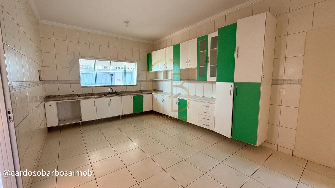 ALUGA-SE | Casa T&eacute;rrea Espa&ccedil;osa no Bairro Leblon &ndash; Ideal para Fam&iacute;lias Rua Felipe Calarge Campo Grande - 