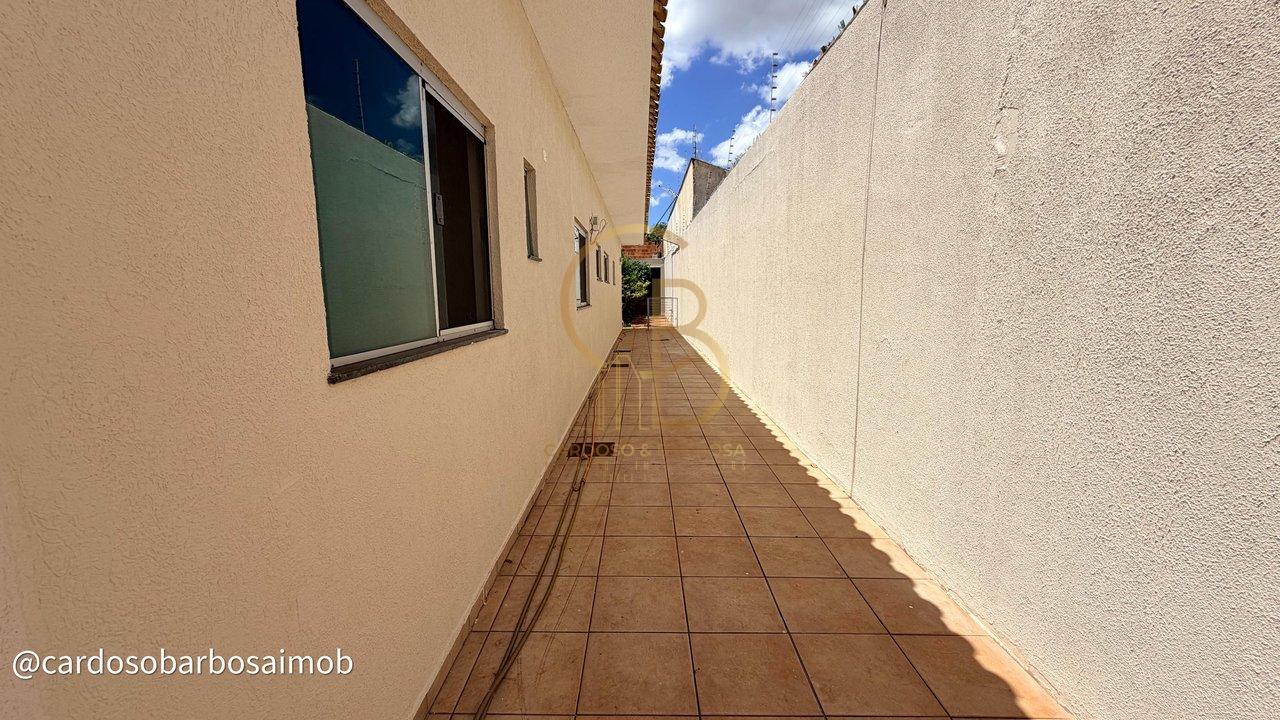 ALUGA-SE | Casa T&eacute;rrea Espa&ccedil;osa no Bairro Leblon &ndash; Ideal para Fam&iacute;lias Rua Felipe Calarge Campo Grande - 