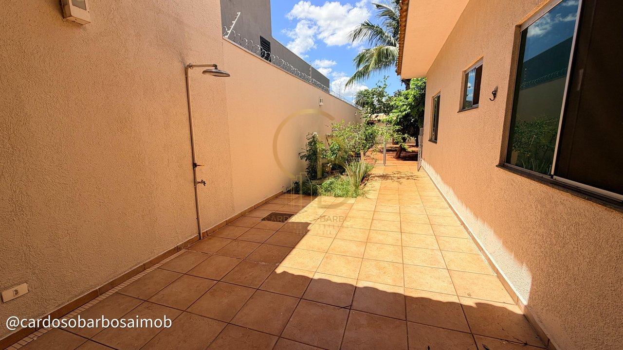 ALUGA-SE | Casa T&eacute;rrea Espa&ccedil;osa no Bairro Leblon &ndash; Ideal para Fam&iacute;lias Rua Felipe Calarge Campo Grande - 