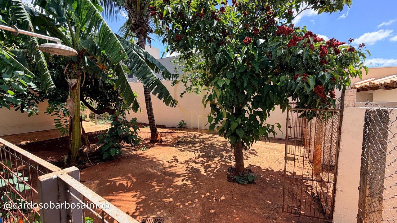 ALUGA-SE | Casa T&eacute;rrea Espa&ccedil;osa no Bairro Leblon &ndash; Ideal para Fam&iacute;lias Rua Felipe Calarge Campo Grande - 