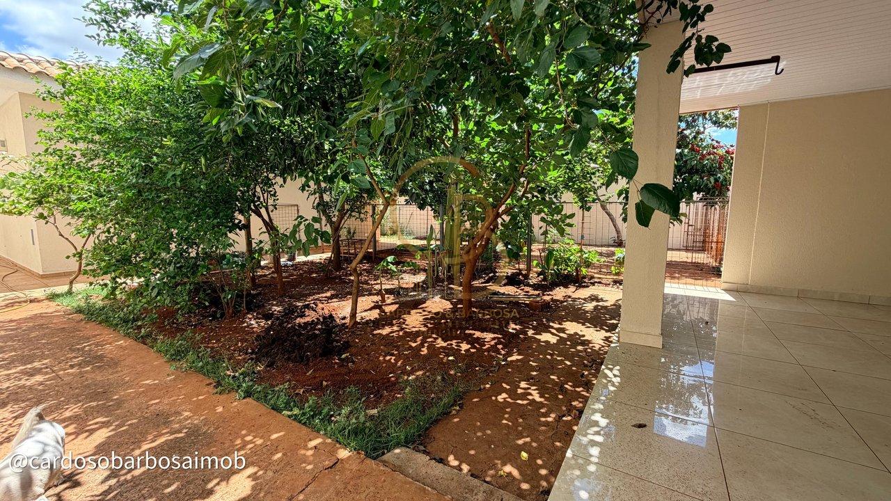 ALUGA-SE | Casa T&eacute;rrea Espa&ccedil;osa no Bairro Leblon &ndash; Ideal para Fam&iacute;lias Rua Felipe Calarge Campo Grande - 