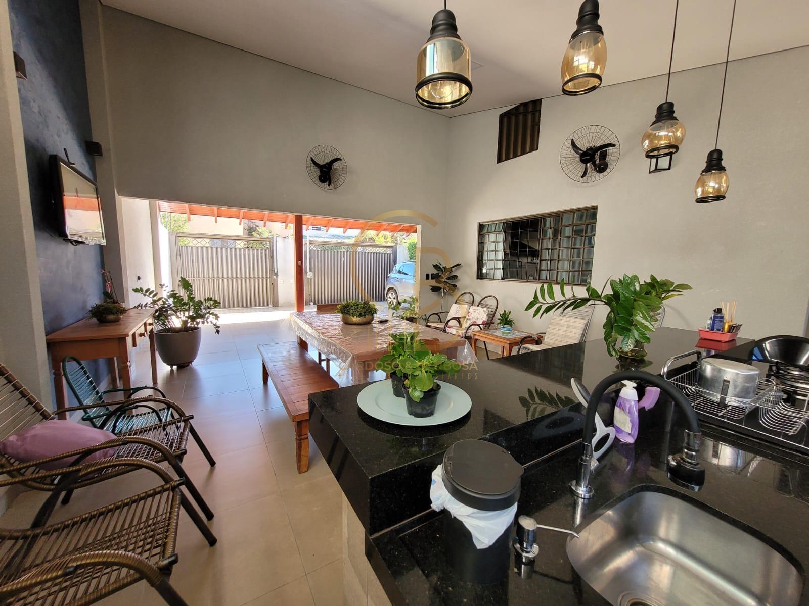 OPORTUNIDADE IMPERD&Iacute;VEL: CASA COMPLETA COM 3 SU&Iacute;TES + ESPA&Ccedil;O GOURMET E ESCRIT&Oacute;RIO  Campo Grande - 