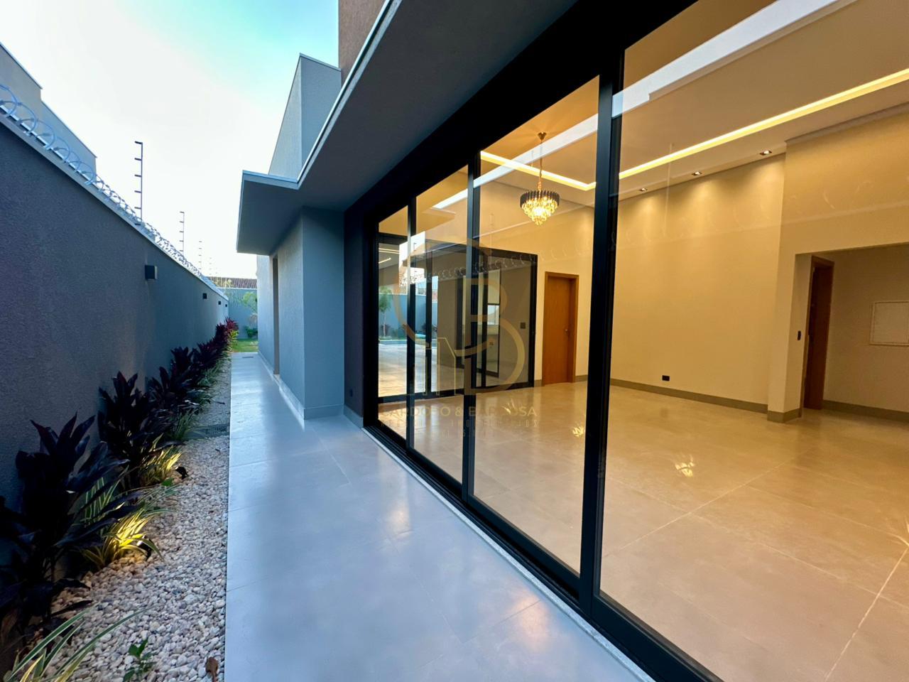CASA DE ALTO PADR&Atilde;O NO CARAND&Aacute; BOSQUE | 3 SU&Iacute;TES, ESCRIT&Oacute;RIO E PISCINA AQUECIDA  Campo Grande - 