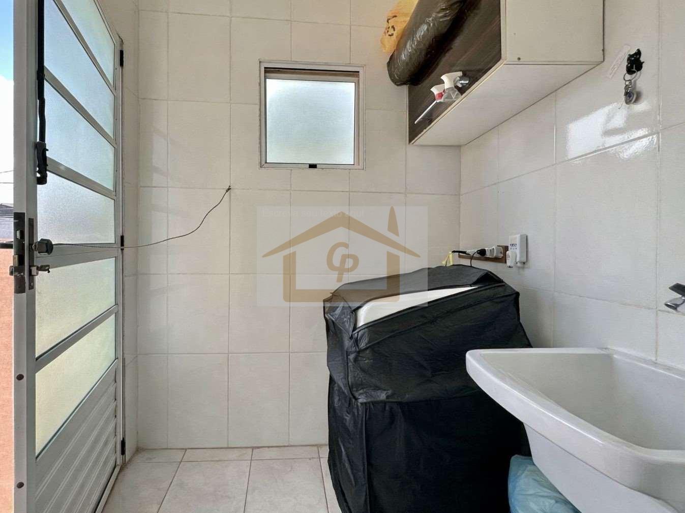 Casa T&eacute;rrea, 2 quartos sendo um su&iacute;te , condom&iacute;nio com Clube, 3 vagas Estrada Carlos Antônio Pereira de Castro Cotia - 