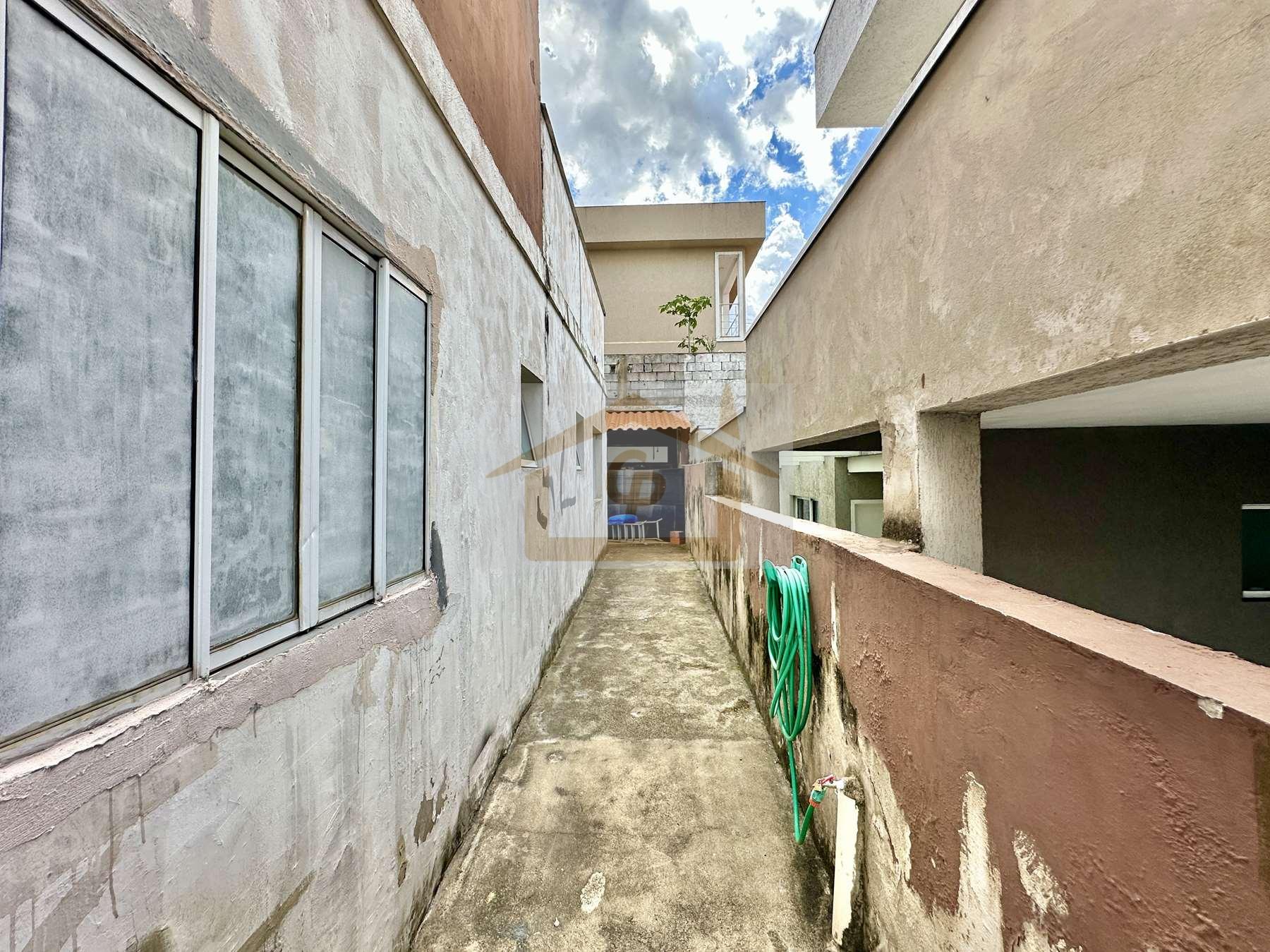 Casa T&eacute;rrea, 2 quartos sendo um su&iacute;te , condom&iacute;nio com Clube, 3 vagas Estrada Carlos Antônio Pereira de Castro Cotia - 