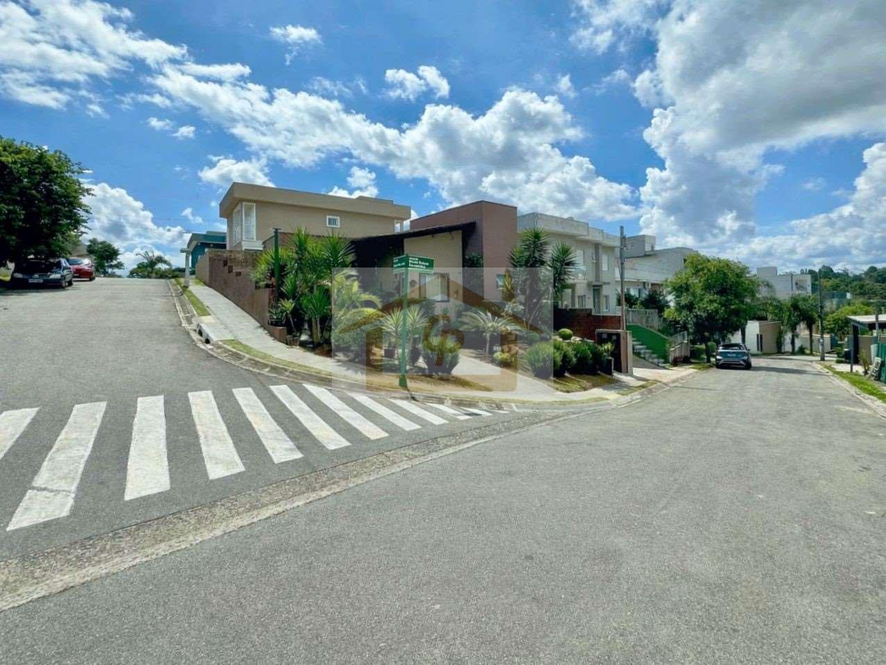 Casa T&eacute;rrea, 2 quartos sendo um su&iacute;te , condom&iacute;nio com Clube, 3 vagas Estrada Carlos Antônio Pereira de Castro Cotia - 
