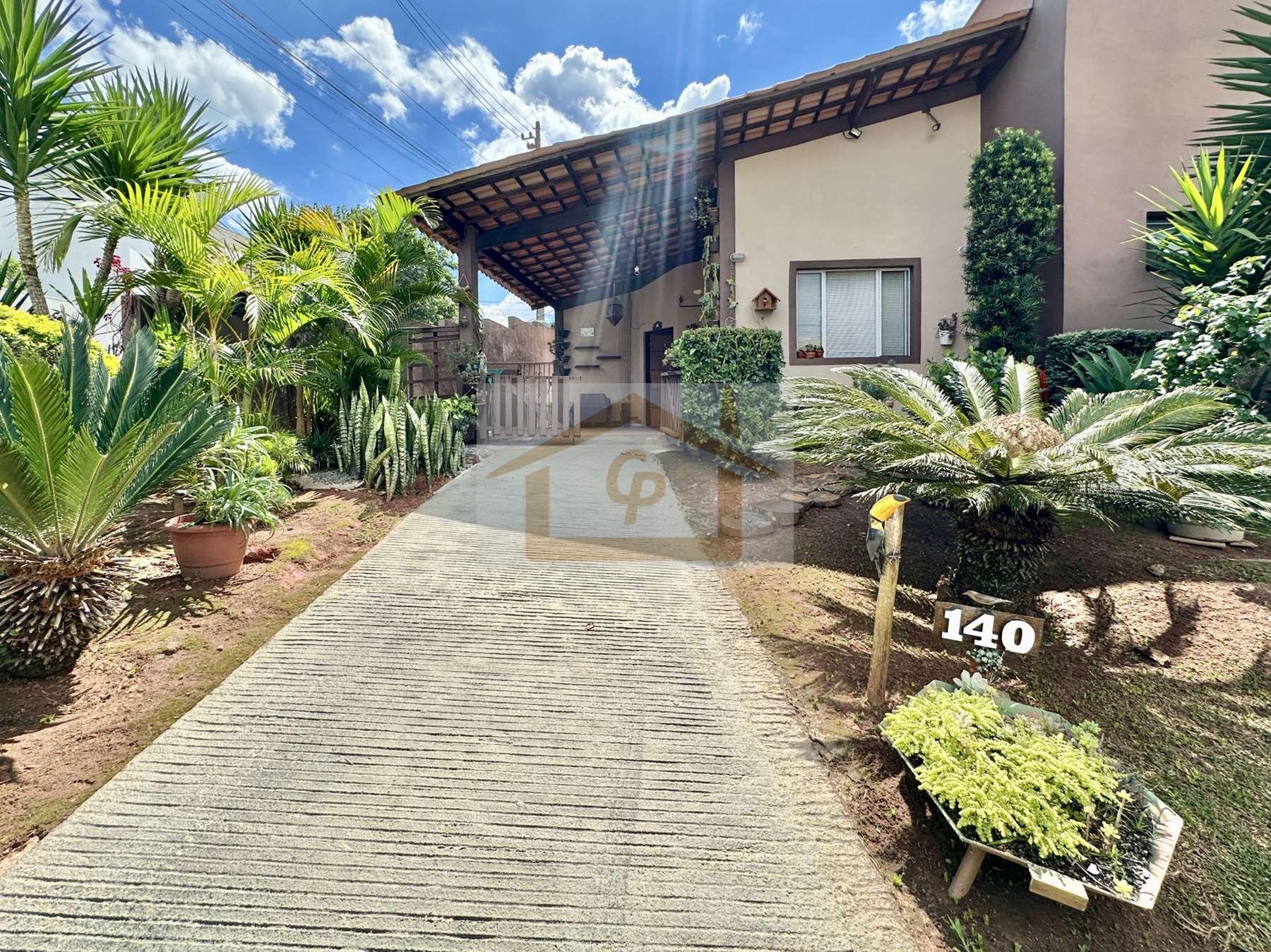 Casa T&eacute;rrea, 2 quartos sendo um su&iacute;te , condom&iacute;nio com Clube, 3 vagas Estrada Carlos Antônio Pereira de Castro Cotia - 