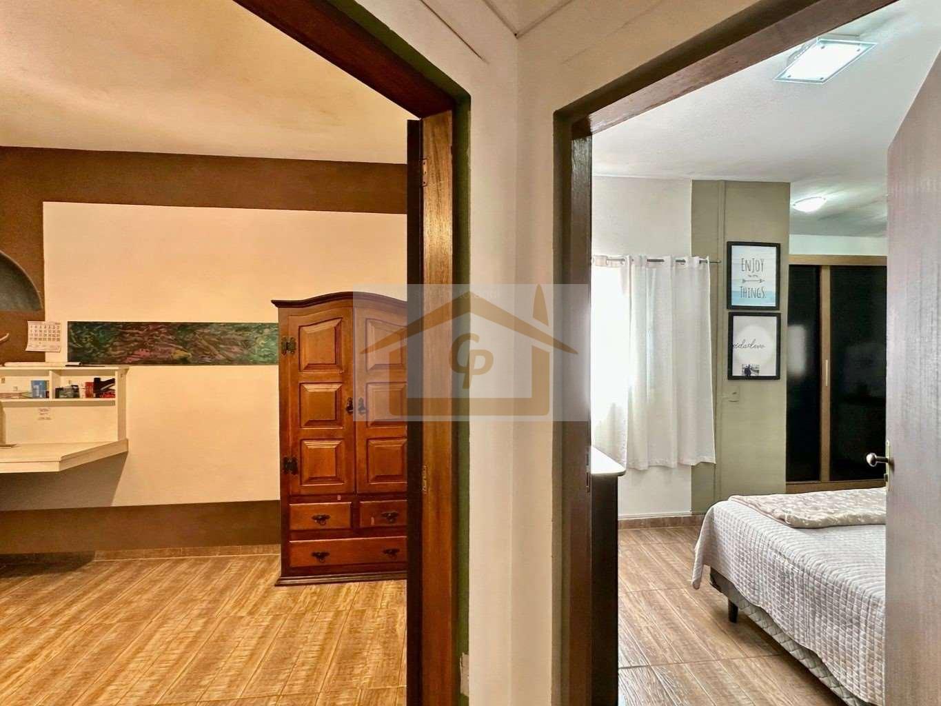 Casa T&eacute;rrea, 2 quartos sendo um su&iacute;te , condom&iacute;nio com Clube, 3 vagas Estrada Carlos Antônio Pereira de Castro Cotia - 