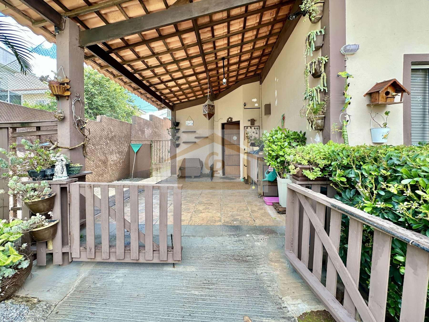 Casa T&eacute;rrea, 2 quartos sendo um su&iacute;te , condom&iacute;nio com Clube, 3 vagas Estrada Carlos Antônio Pereira de Castro Cotia - 