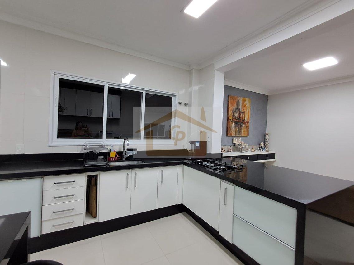 3 amplas su&iacute;tes repleta de arm&aacute;rios, sendo duas avarandadas com vista espetacular, 4 vagas Alameda Sabiá Itapevi - 