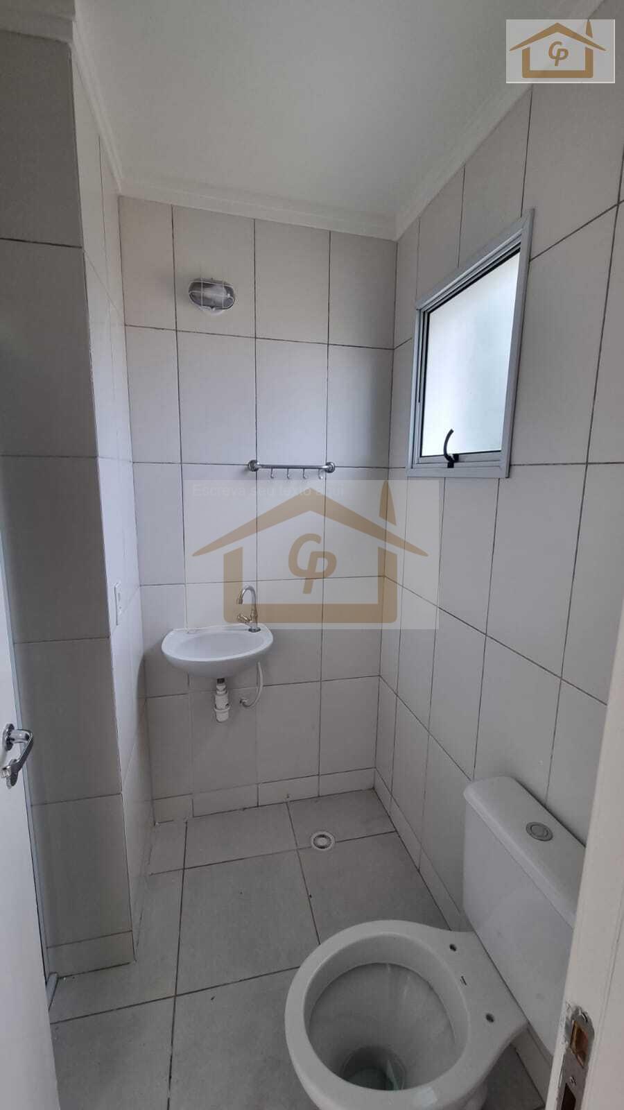 Casa com corredor lateral, 3 quartos sendo um su&iacute;te, 2 vagas Estrada do Capuava Cotia - 