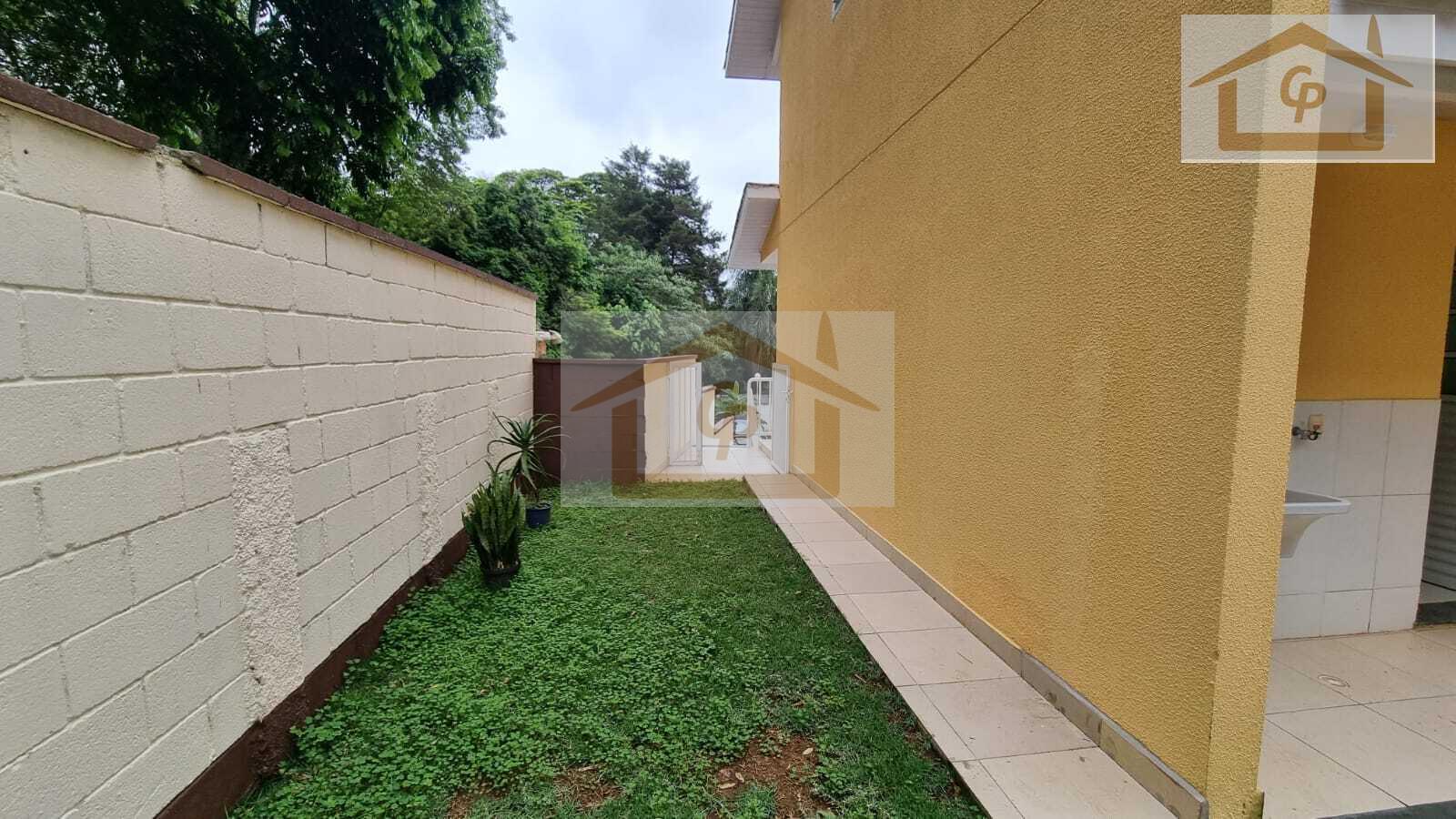 Casa com corredor lateral, 3 quartos sendo um su&iacute;te, 2 vagas Estrada do Capuava Cotia - 