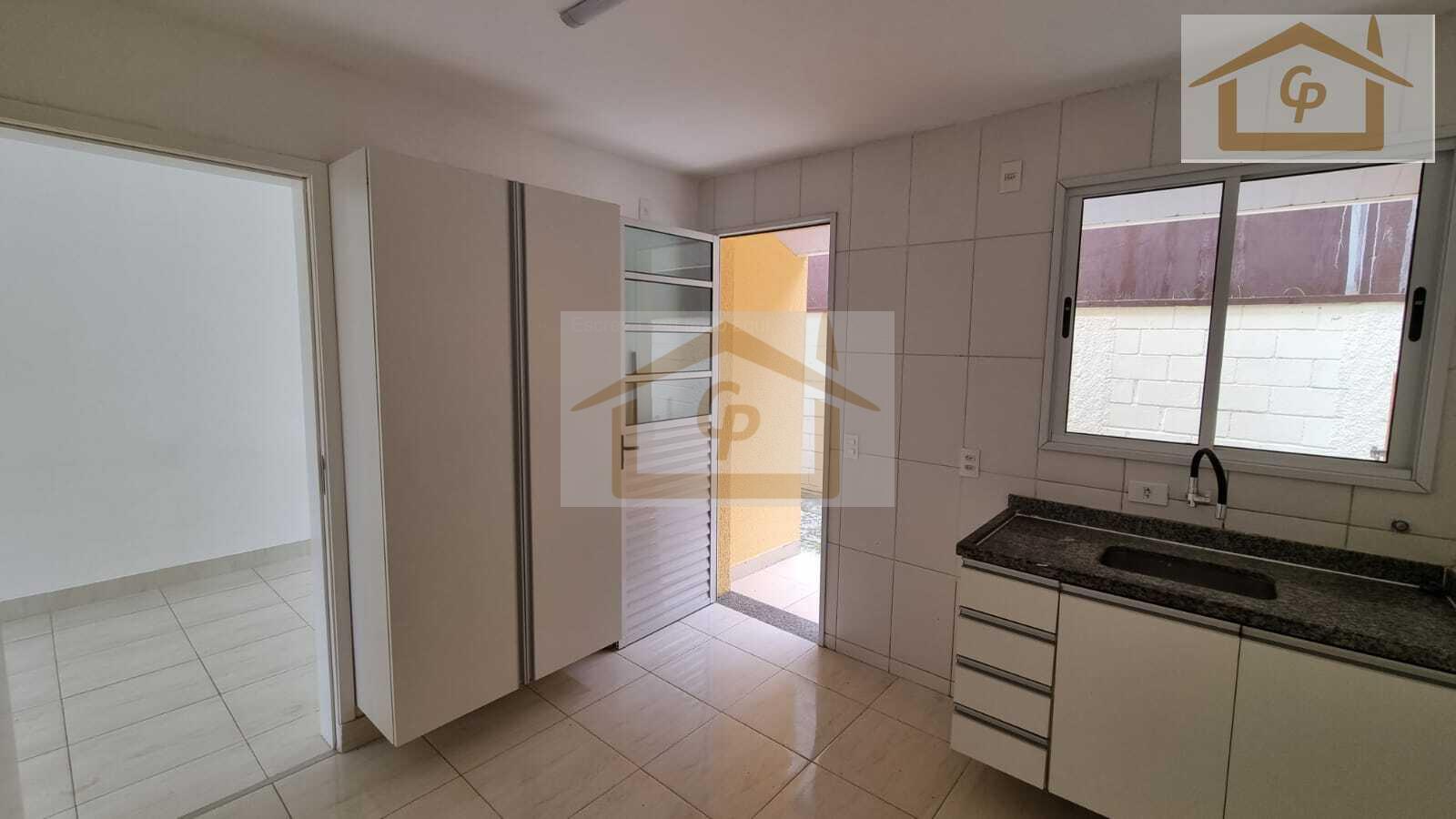 Casa com corredor lateral, 3 quartos sendo um su&iacute;te, 2 vagas Estrada do Capuava Cotia - 