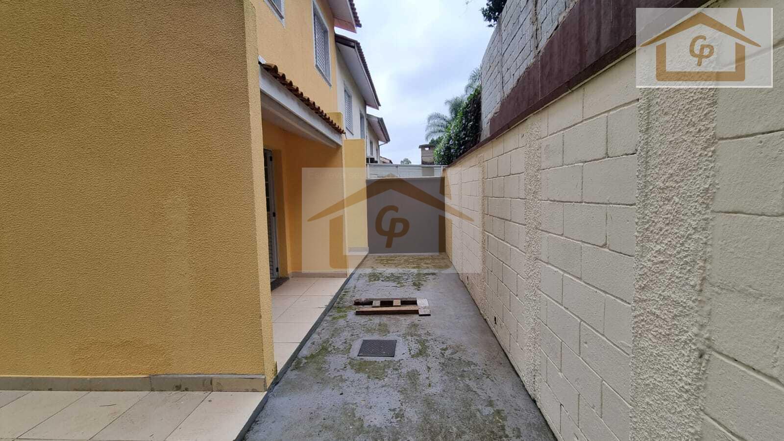 Casa com corredor lateral, 3 quartos sendo um su&iacute;te, 2 vagas Estrada do Capuava Cotia - 