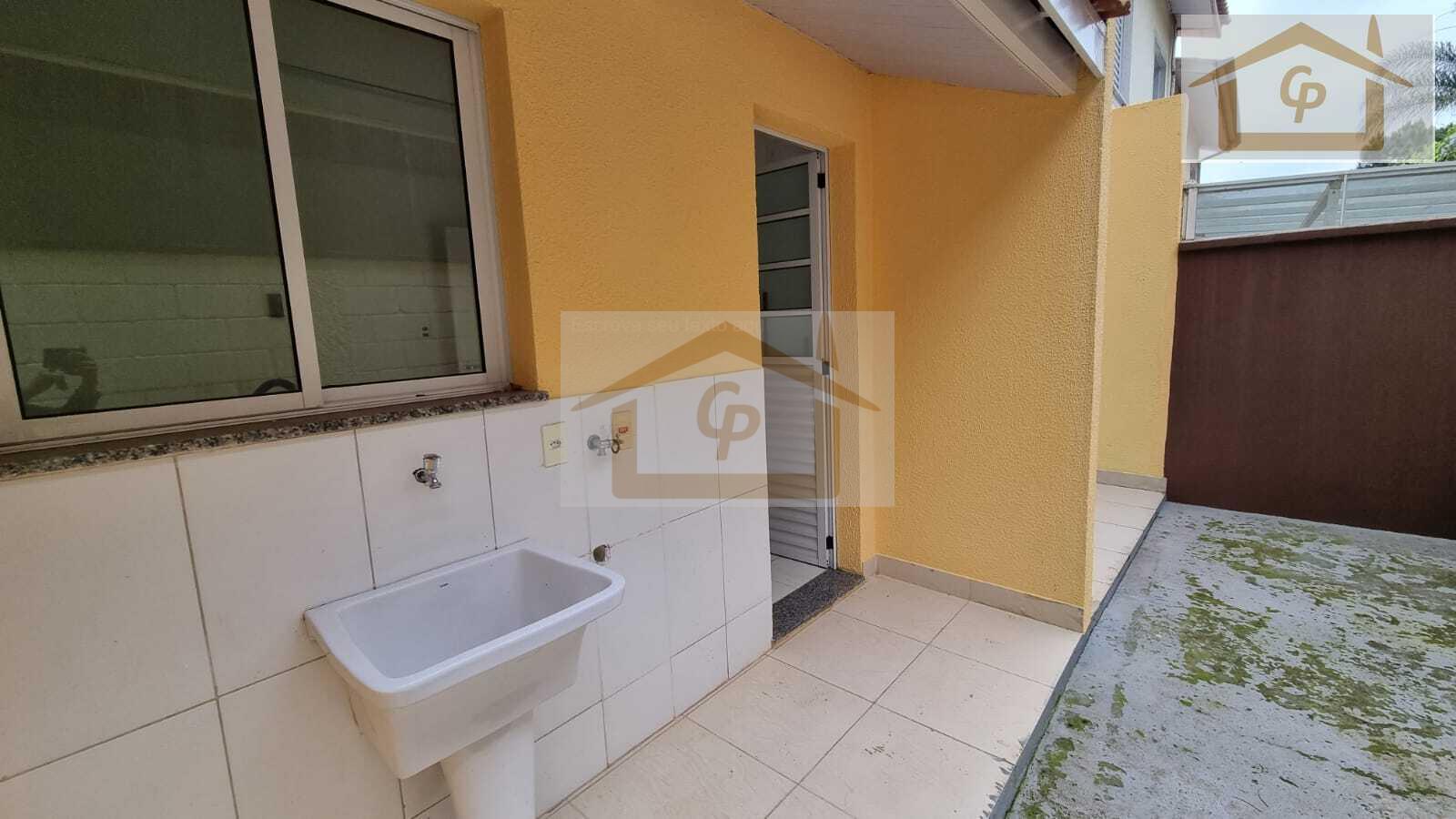Casa com corredor lateral, 3 quartos sendo um su&iacute;te, 2 vagas Estrada do Capuava Cotia - 