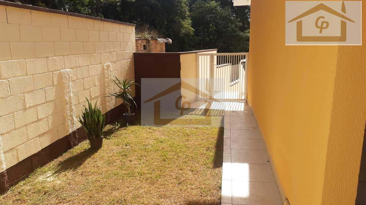 Casa com corredor lateral, 3 quartos sendo um su&iacute;te, 2 vagas Estrada do Capuava Cotia - 