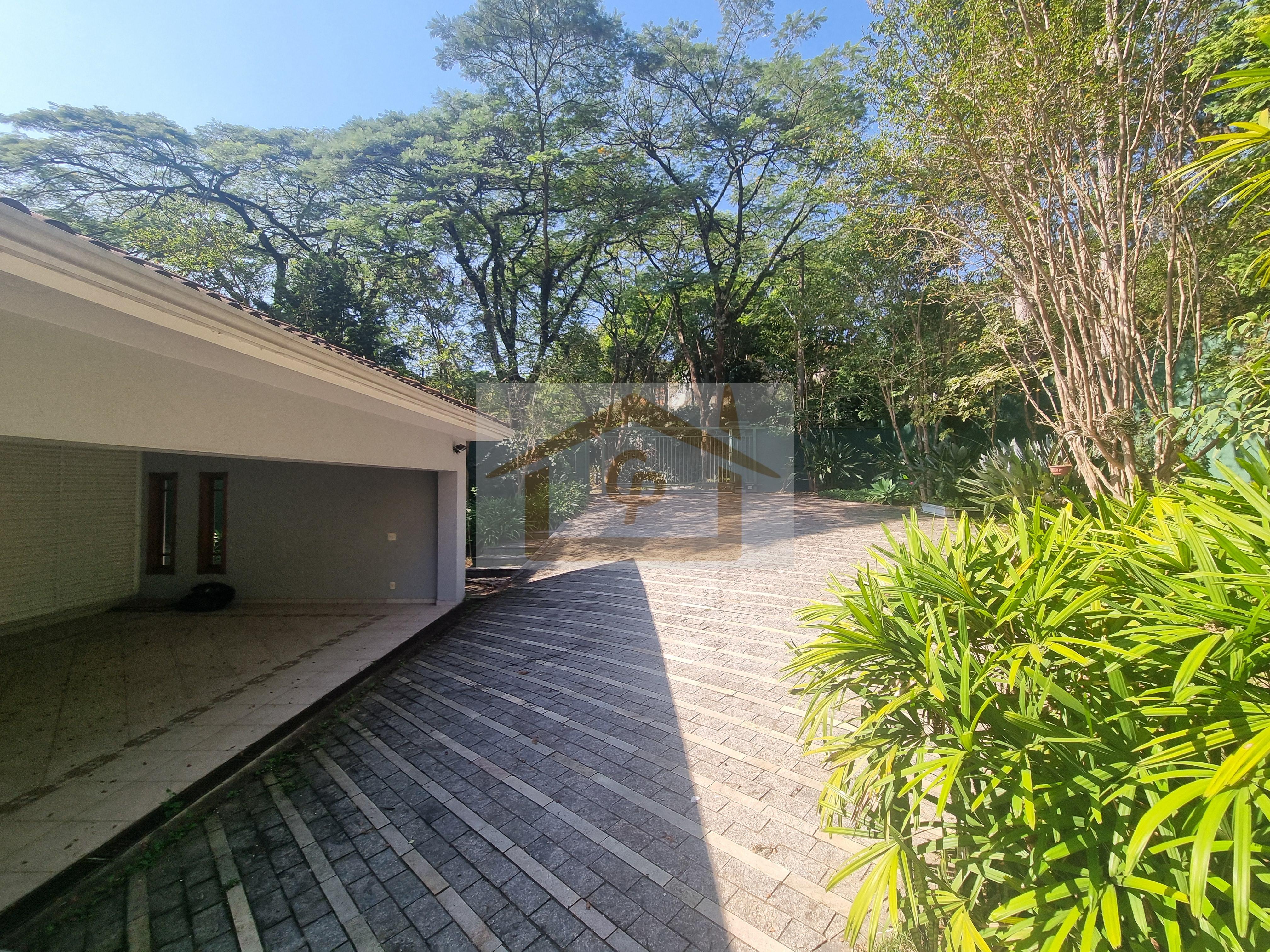 IMPEC&Aacute;VEL!  AO LADO DO SHOPPING GRANJA VIANA, 3 QUARTOS SENDO UM SUITE, 4 VAGAS Rua João de Barro Cotia - 