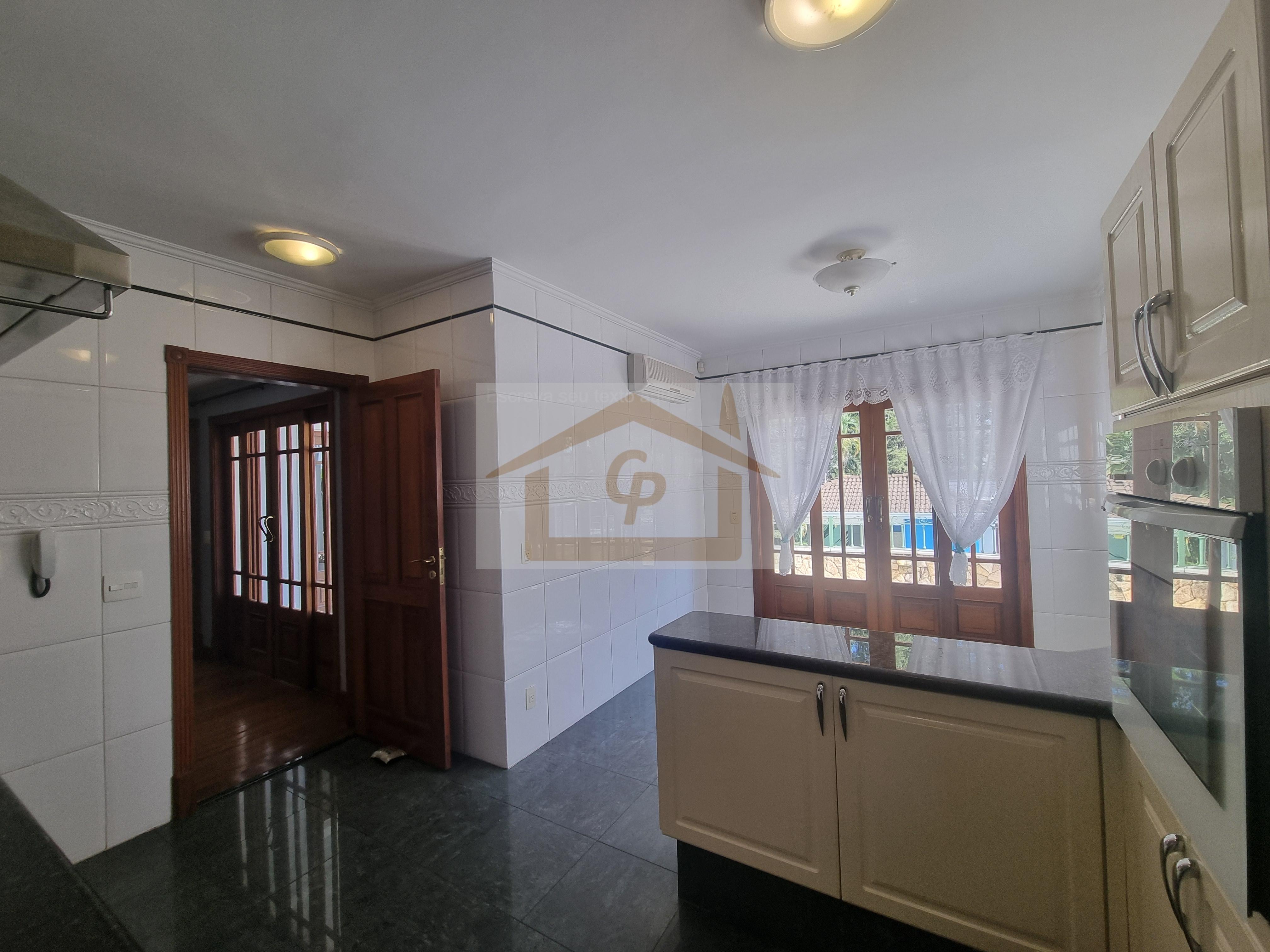 IMPEC&Aacute;VEL!  AO LADO DO SHOPPING GRANJA VIANA, 3 QUARTOS SENDO UM SUITE, 4 VAGAS Rua João de Barro Cotia - 