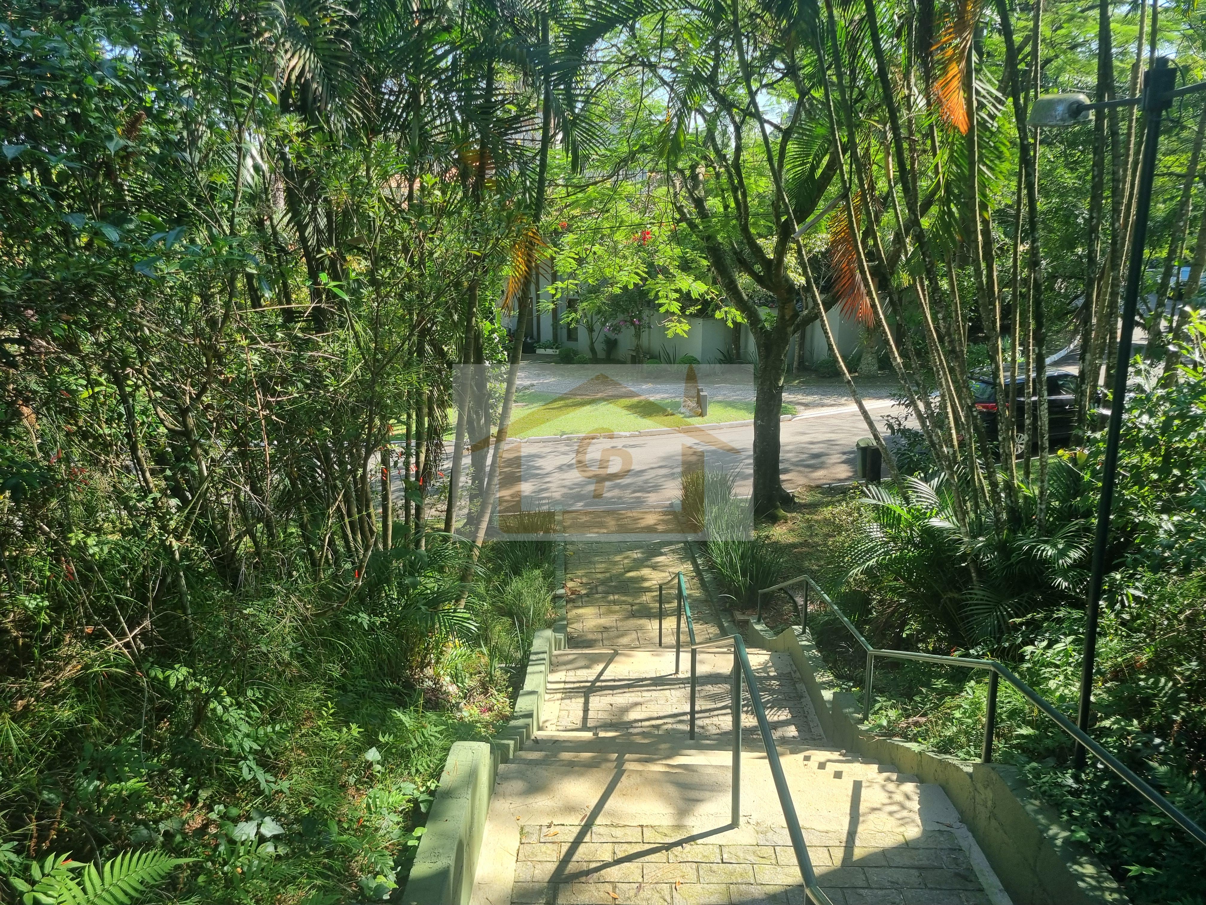 IMPEC&Aacute;VEL!  AO LADO DO SHOPPING GRANJA VIANA, 3 QUARTOS SENDO UM SUITE, 4 VAGAS Rua João de Barro Cotia - 