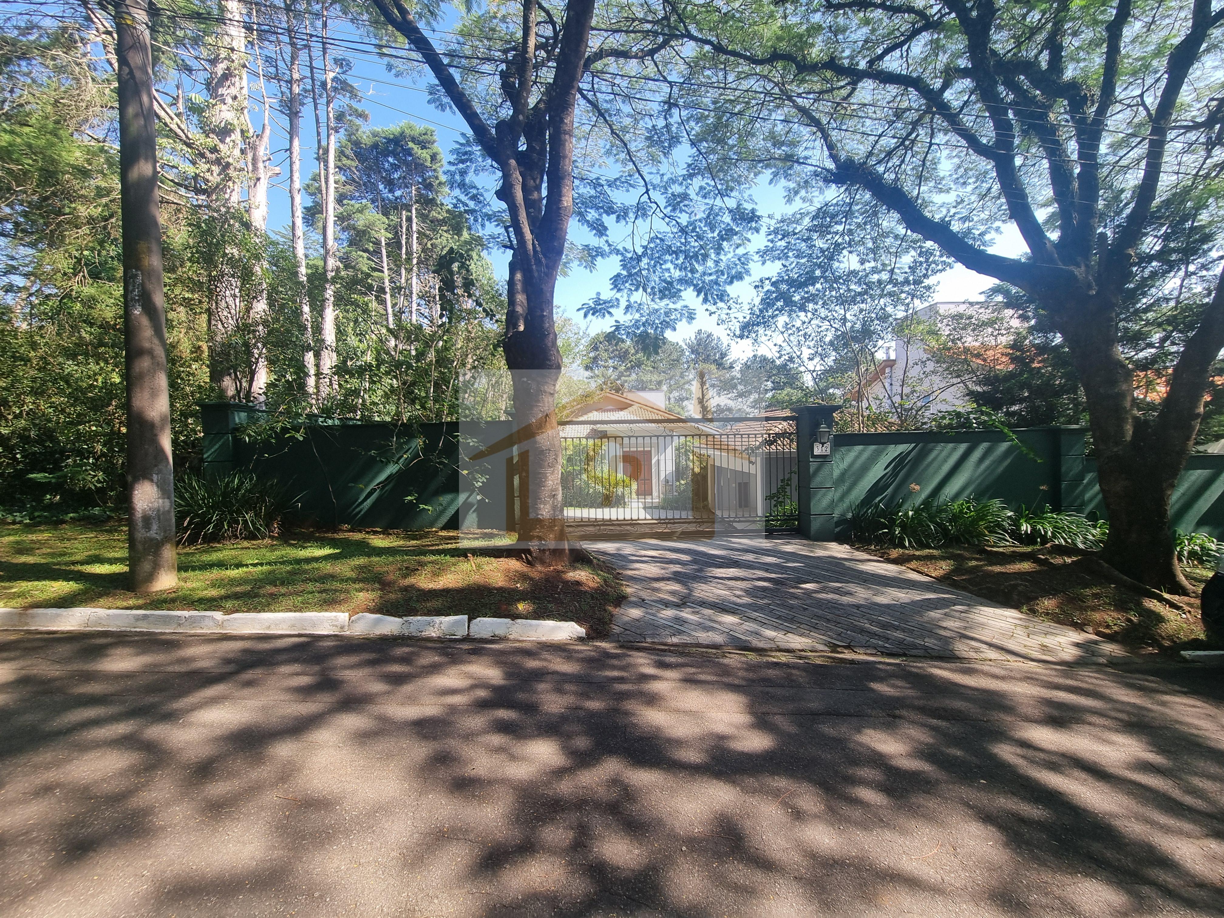 IMPEC&Aacute;VEL!  AO LADO DO SHOPPING GRANJA VIANA, 3 QUARTOS SENDO UM SUITE, 4 VAGAS Rua João de Barro Cotia - 