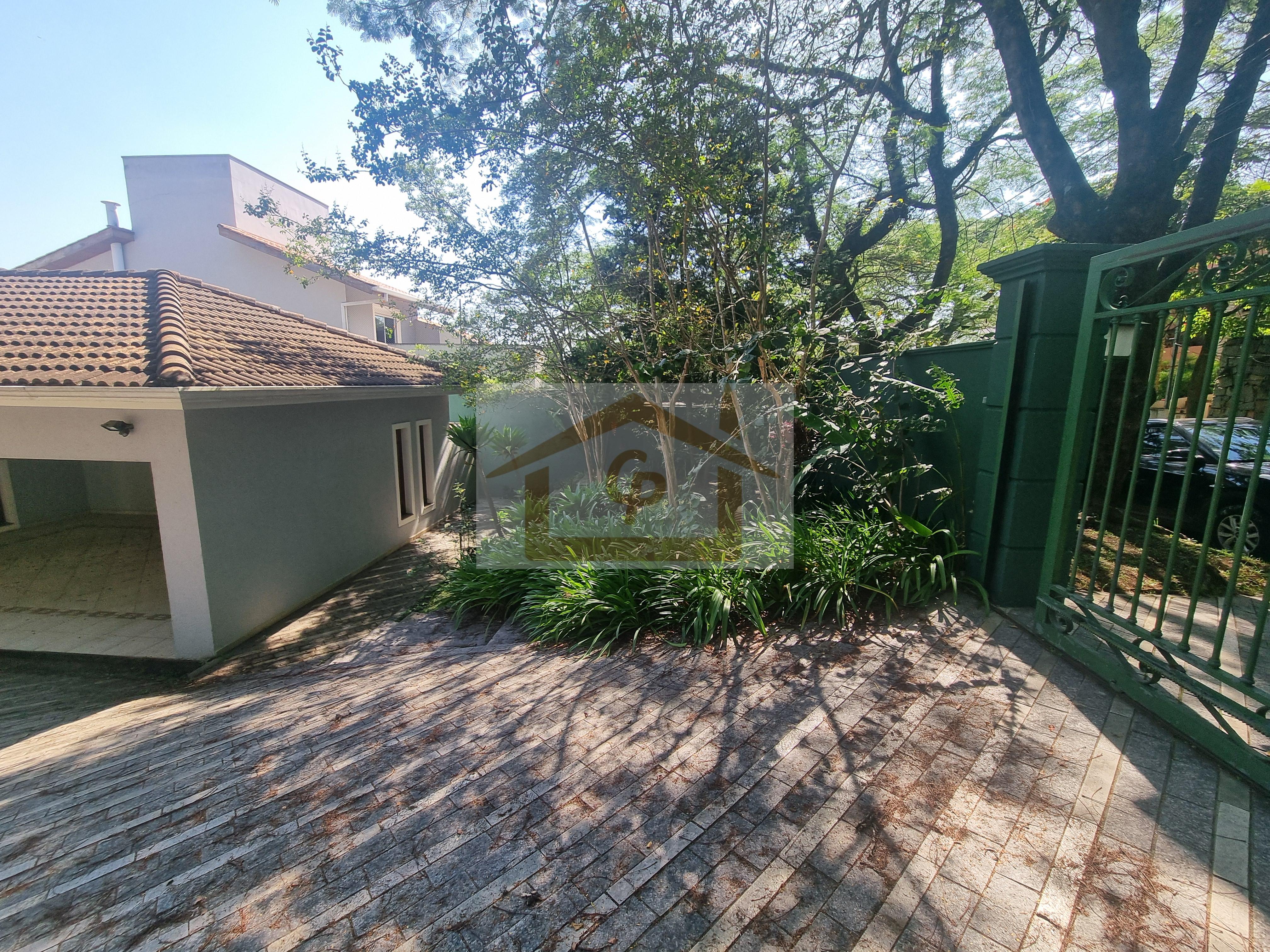 IMPEC&Aacute;VEL!  AO LADO DO SHOPPING GRANJA VIANA, 3 QUARTOS SENDO UM SUITE, 4 VAGAS Rua João de Barro Cotia - 